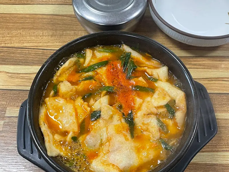 매운 어탕수제비의 클로즈업 사진. 붉은 국물과 얇은 수제비, 채소가 어우러져 먹음직스러운 비주얼을 자랑한다.