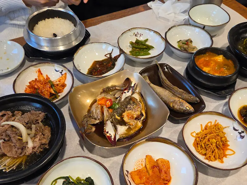 돌솥밥과 다양한 반찬들
