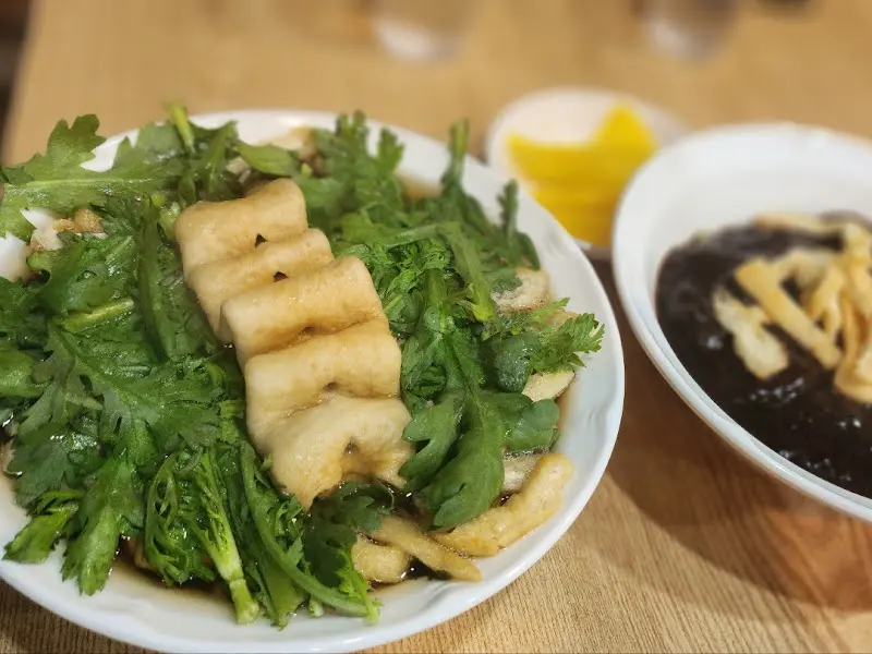 쑥갓과 유부가 듬뿍 올라간 우동