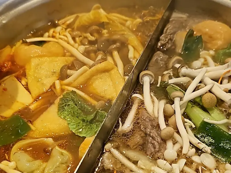 매콤한 육수에 채소와 만두, 어묵을 넣어 끓인 샤브샤브