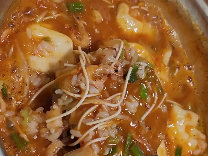 밥, 수제비, 소면의 환상적인 조합