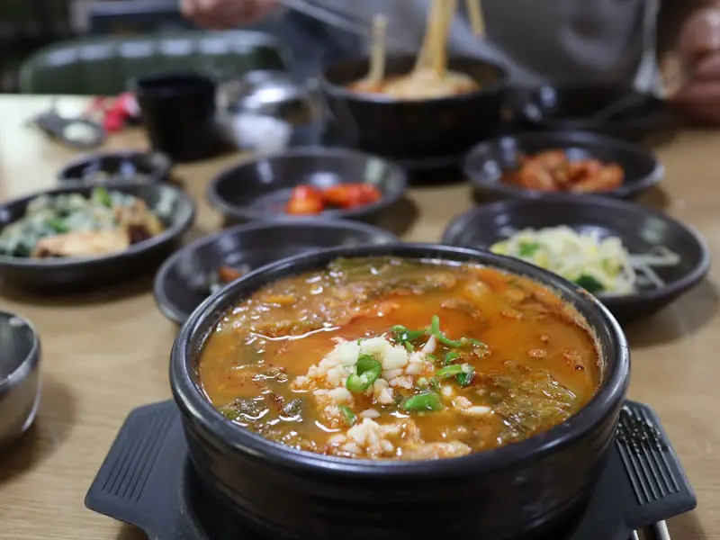 뚝배기에 담겨 나온 어탕