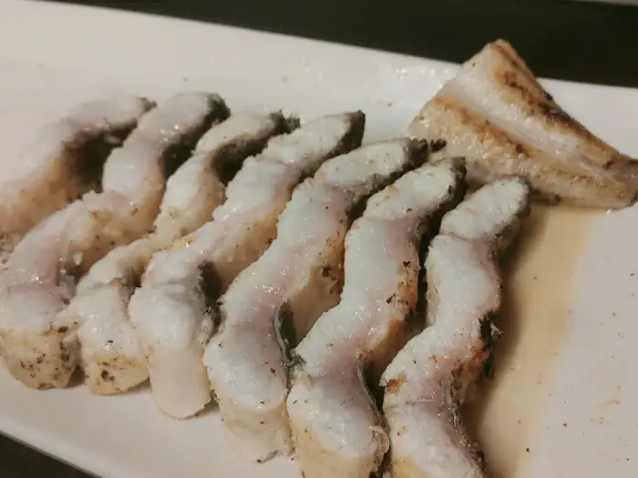 맛있게 구워진 장어 또는 고기 조각들