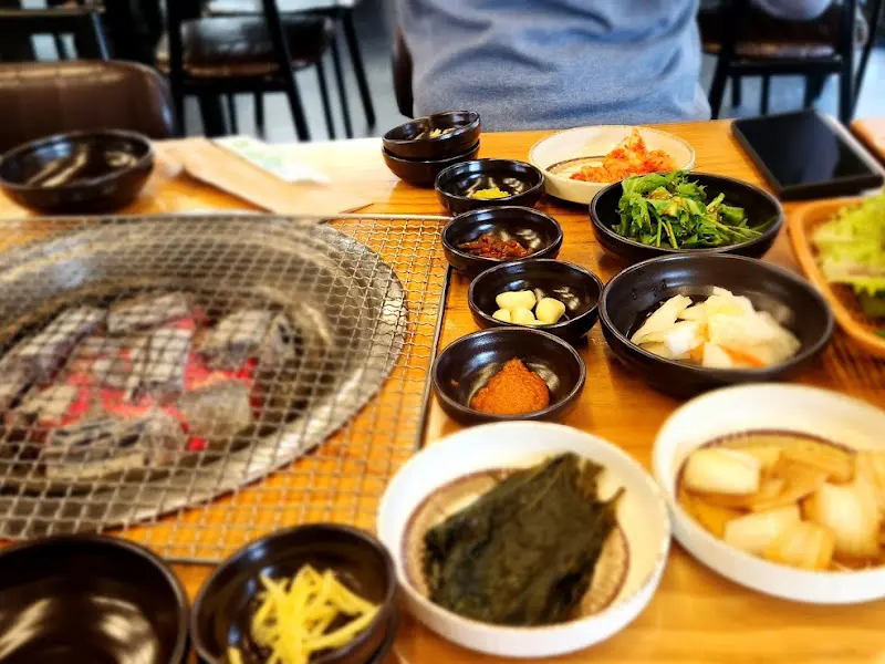 숯불과 밑반찬이 세팅된 테이블