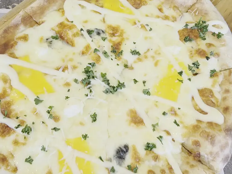 모짜렐라 치즈가 듬뿍 올려진 마르게리따 피자