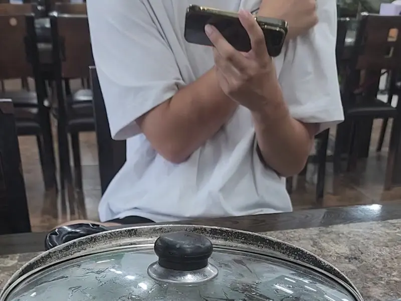 테이블과 냄비 뚜껑