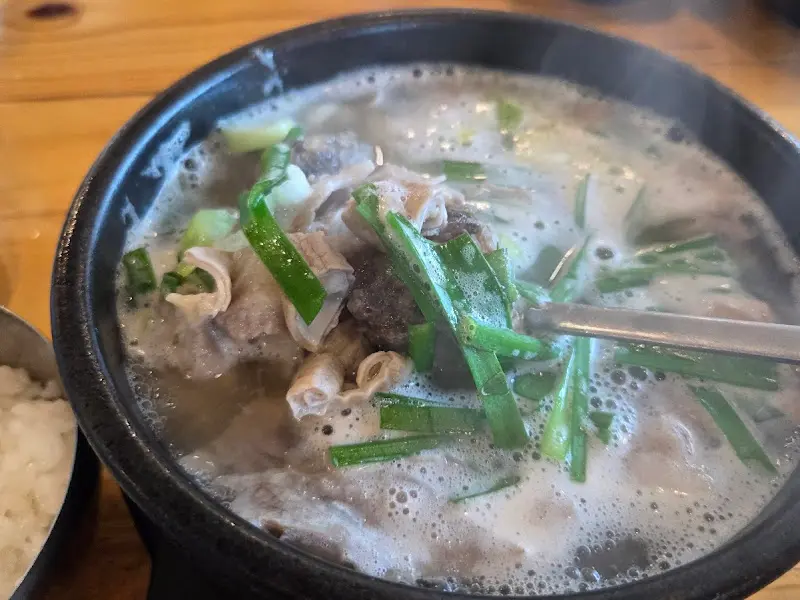 맘맘 국밥의 돼지국밥