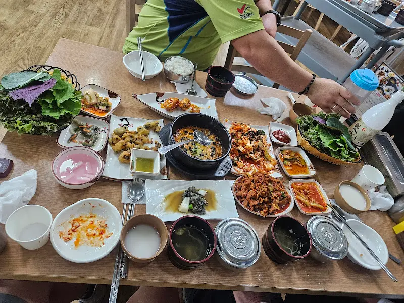 푸짐한 우렁쌈밥정식 한 상 차림