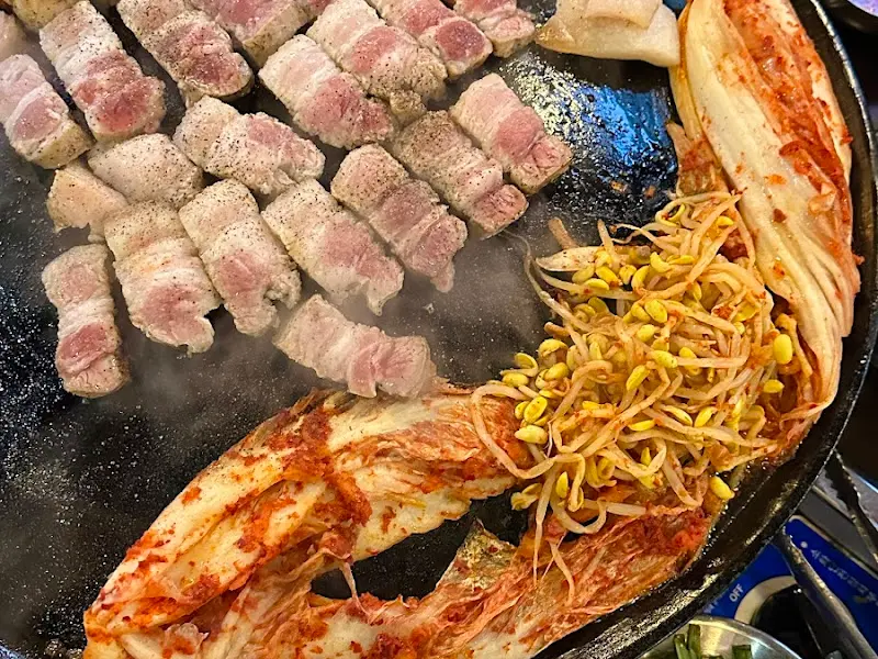 김치, 콩나물과 함께 익어가는 삼겹살