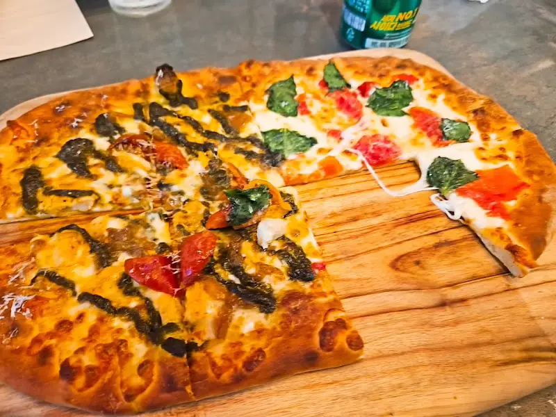 두 가지 맛을 한 번에 즐길 수 있는 반반 피자