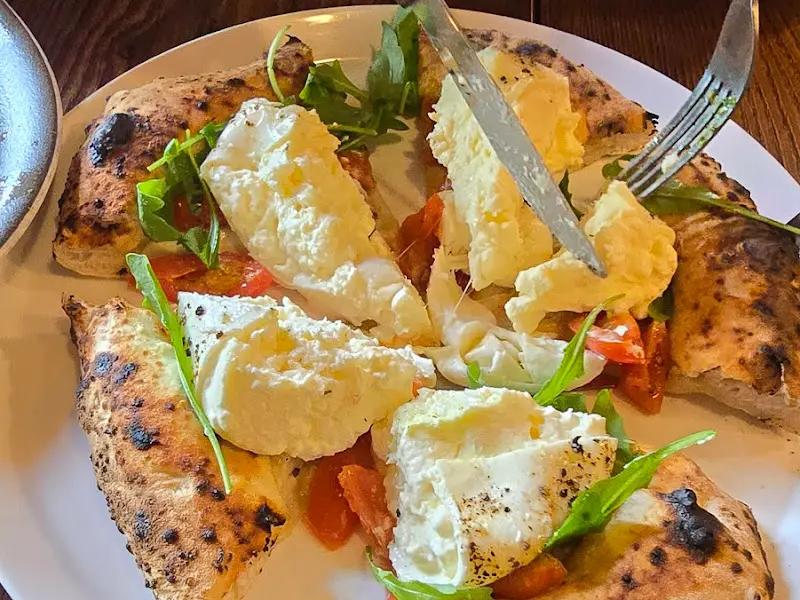 신선한 부라타 치즈가 듬뿍 올라간 피자