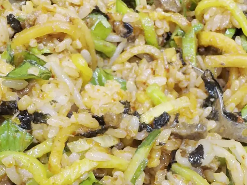 육회비빔밥의 클로즈업 사진