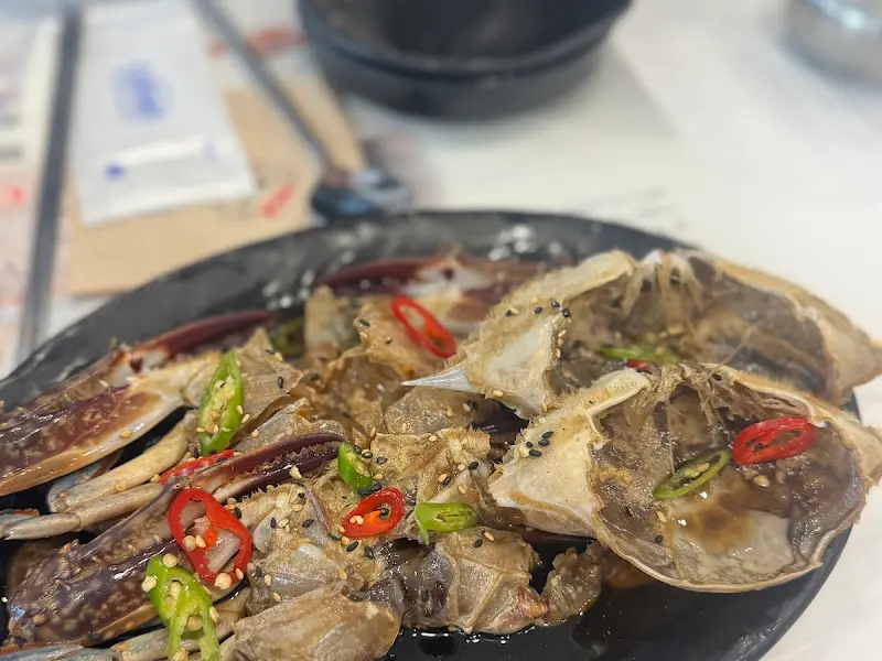 윤기가 흐르는 간장게장의 모습