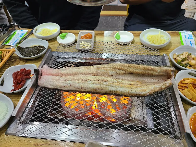 숯불 위에서 익어가는 장어