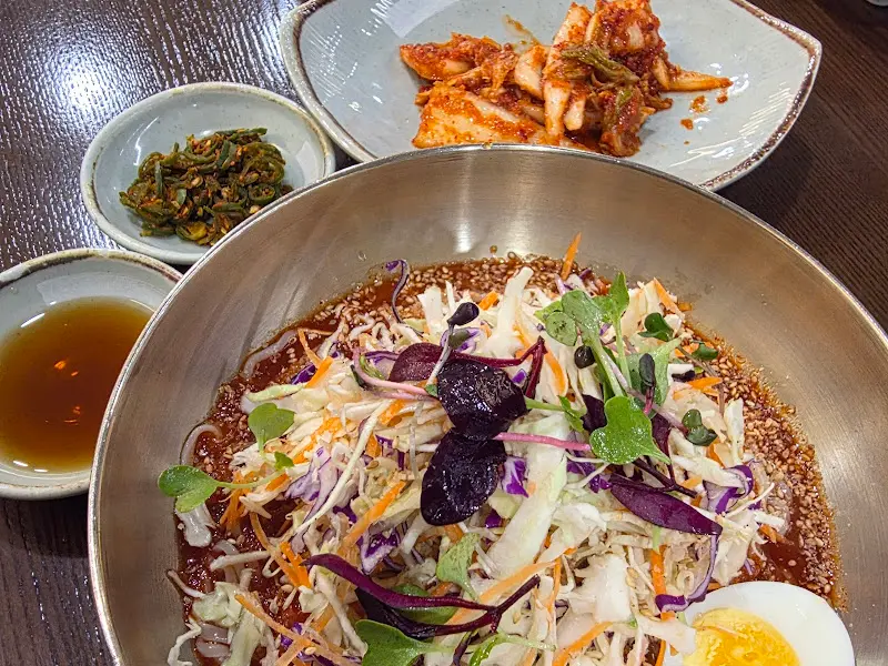 비빔국수의 화려한 색감