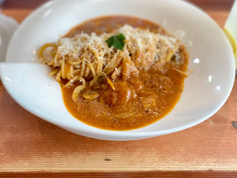 토마토 소스 파스타 위에 뿌려진 치즈 가루