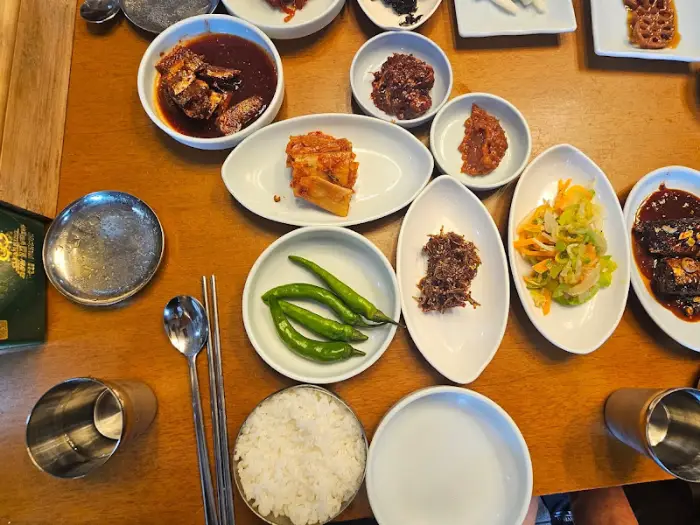 다양한 반찬이 차려진 백반 상차림