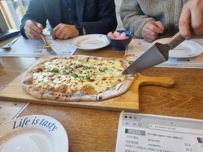 피자를 자르는 모습