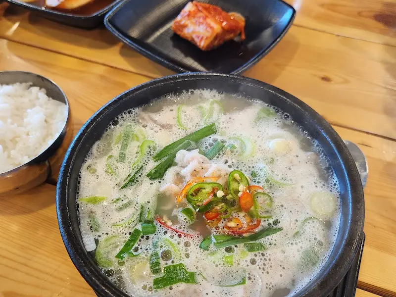 맘맘 국밥의 돼지국밥과 김치