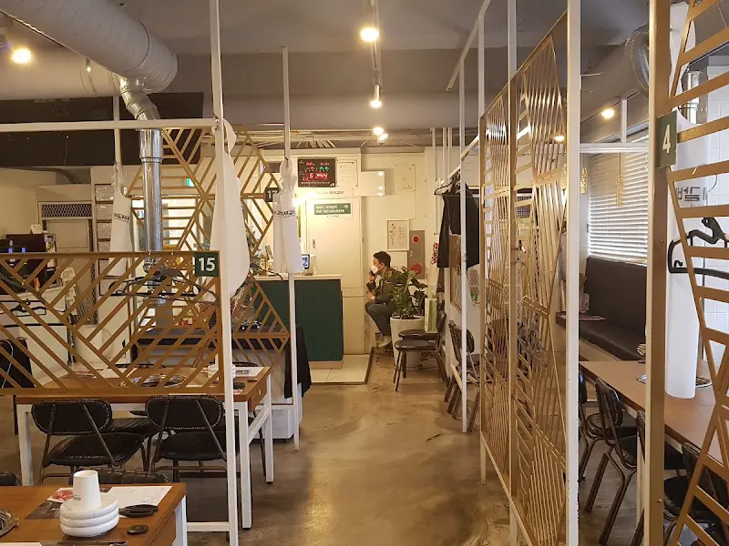 넓고 깔끔한 내부