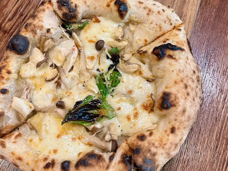 화덕에서 갓 구워져 나온 풍기 피자의 모습