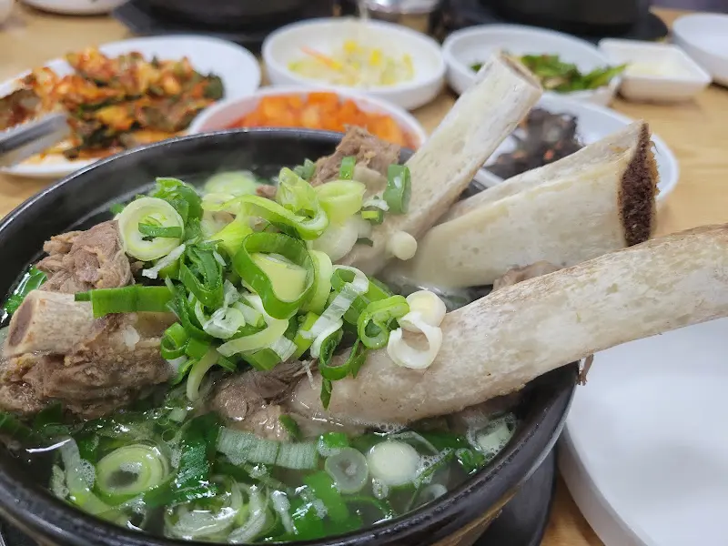 곰탕과 반찬 한 상 차림