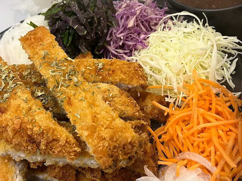 돈까스 월남쌈의 푸짐한 비주얼