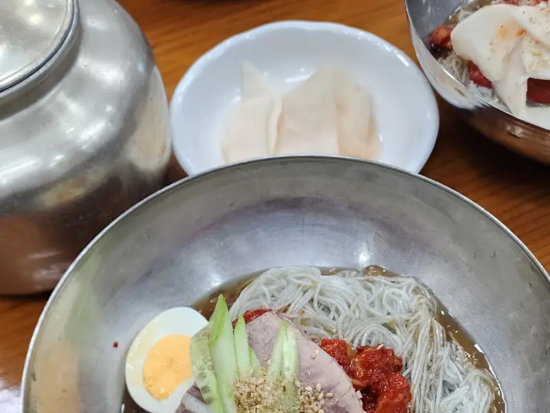 비빔냉면과 따뜻한 주전자