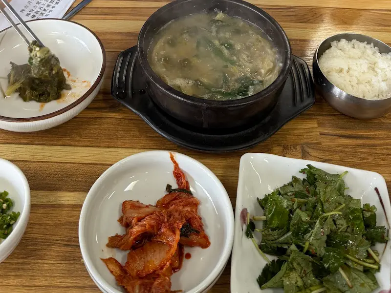 어탕과 밥, 그리고 다양한 밑반찬이 함께 놓여진 테이블 풍경.