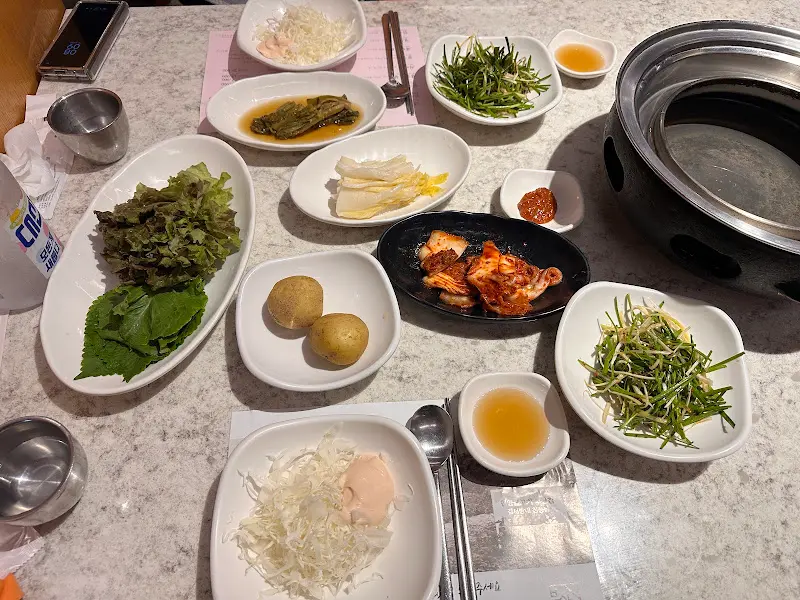 밑반찬이 정갈하게 차려진 테이블 전경