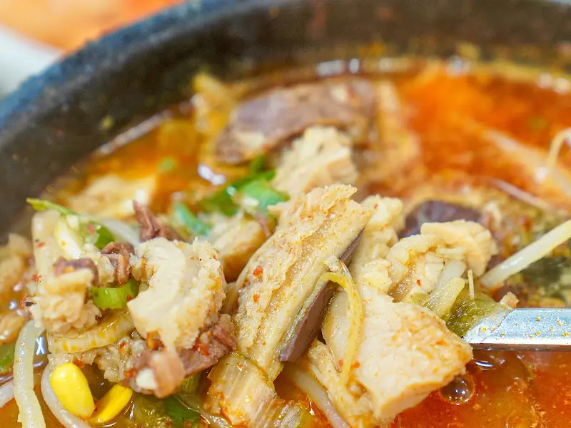 양이 듬뿍 들어간 선지해장국