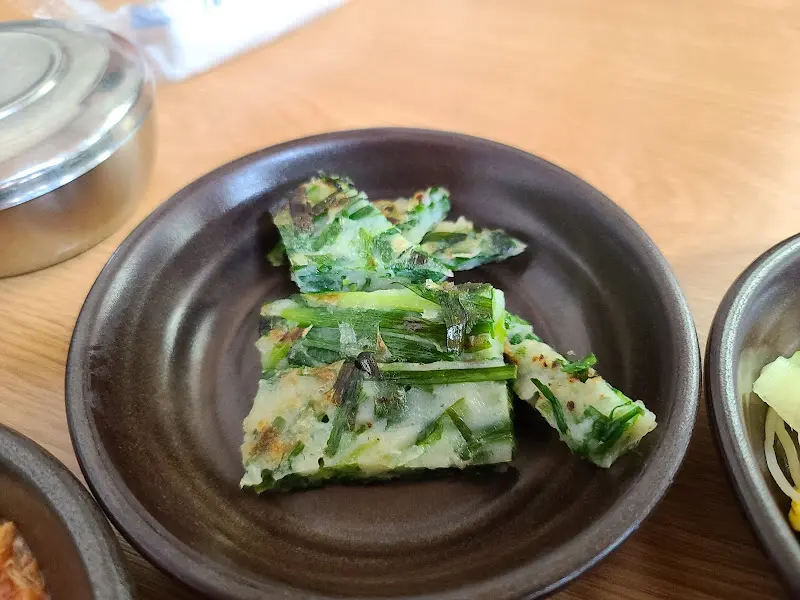 정갈하게 담겨 나온 부추전