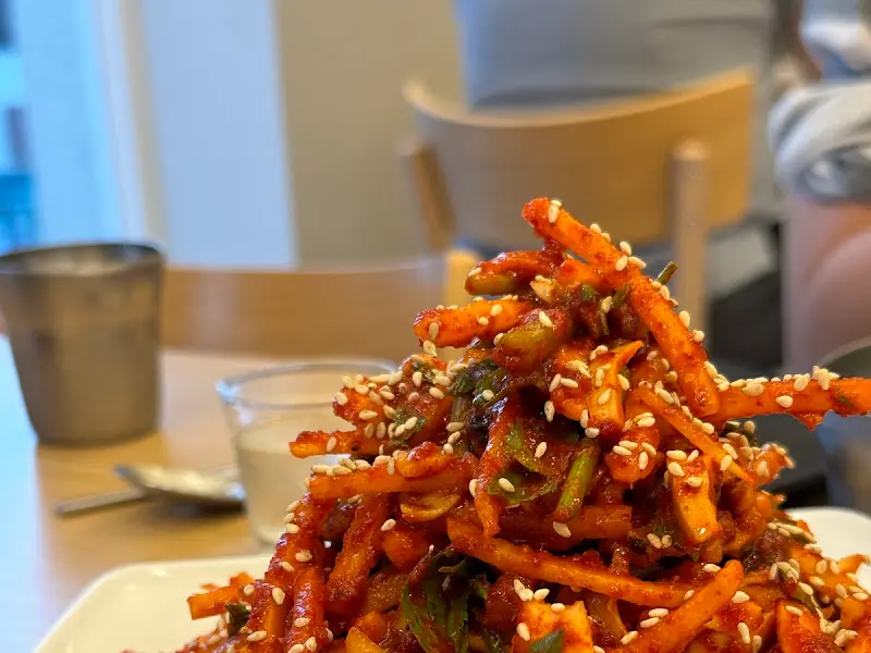 접시에 담긴 무침회의 모습