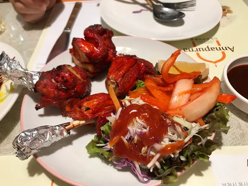 인도풍 장식과 소품으로 꾸며진 안나푸르나 내부