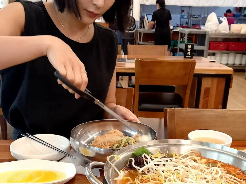 만두 빚는 모습