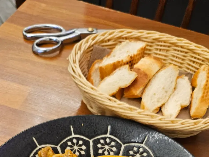 식탁 위에 놓인 빵과 가위