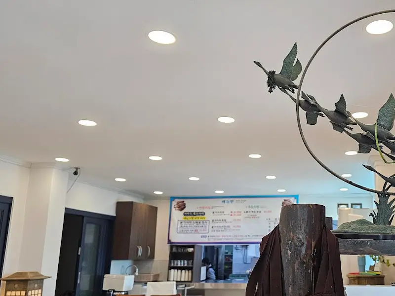 깔끔하고 넓은 식당 내부