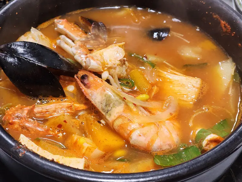 해물뚝배기 속 해산물