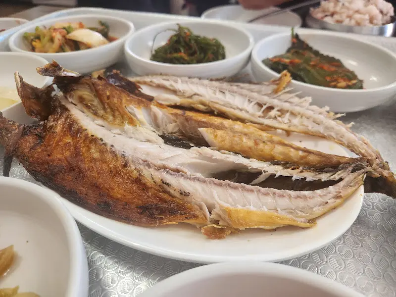 노릇하게 구워진 고등어구이