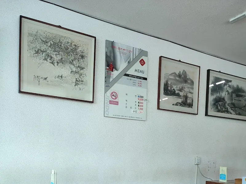 88식당 내부 액자