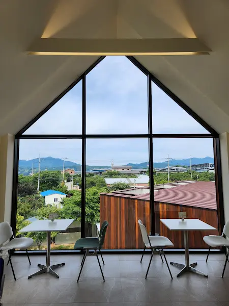 통창으로 보이는 풍경