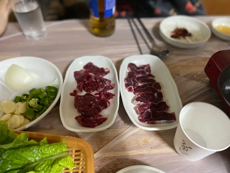 반찬으로 제공되는 생고기