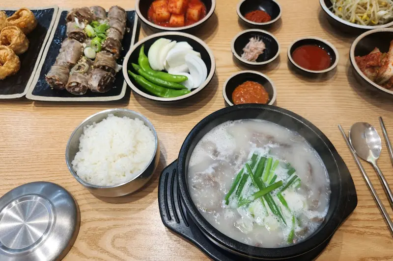 얼큰돼지국밥 한 상 차림