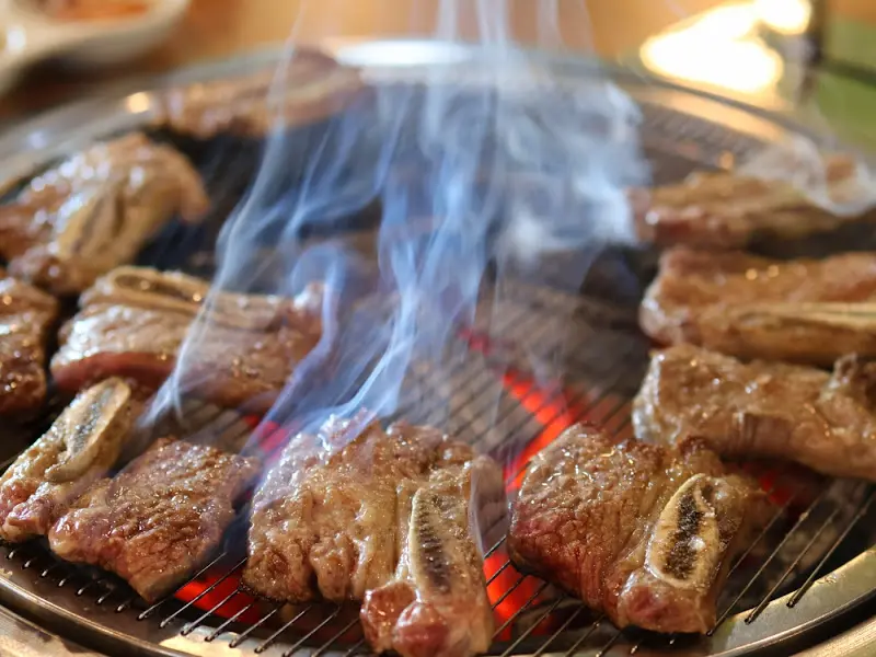 숯불 위에 구워지는 돼지갈비