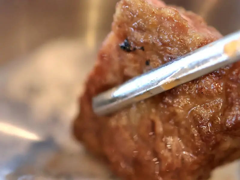 젓가락으로 집은 돼지갈비