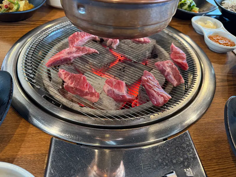 숯불 위에 구워지는 소고기