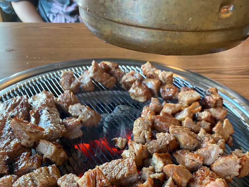 숯불 위에 구워지는 돼지갈비