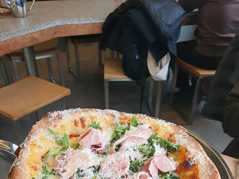 잠봉 루꼴라 피자의 모습