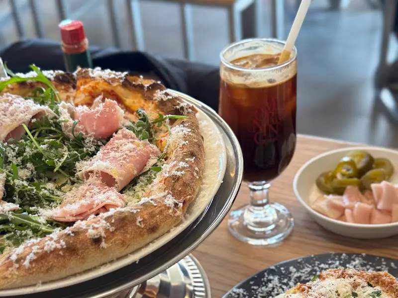 잠봉 루꼴라 피자와 음료