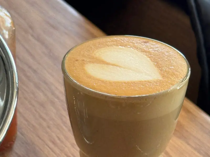 따뜻한 라떼 한 잔